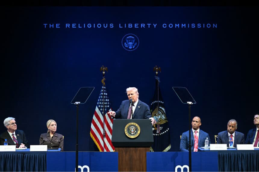 El presidente estadounidense Donald Trump interviene durante una reunión sobre libertad religiosa en la educación en el Museo de la Biblia en Washington, D.C., el 8 de septiembre de 2025. (Foto de SAUL LOEB / AFP) (Foto de SAUL LOEB/AFP vía Getty Images).