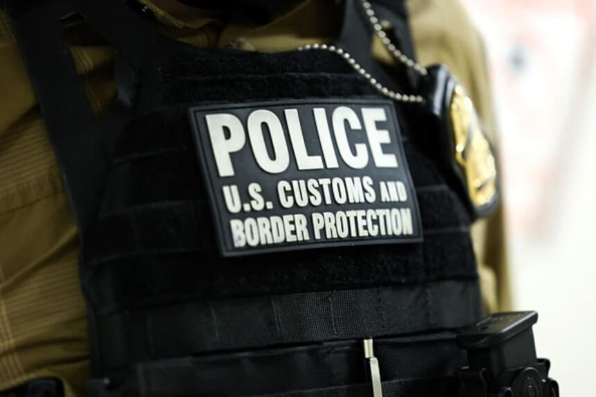 Un agente de la Oficina de Aduanas y Protección Fronteriza (CBP) permanece en un pasillo del Tribunal Federal de Inmigración, en el Edificio Federal Jacob K. Javitz de Nueva York, el 17 de julio de 2025. El presidente Donald Trump ha convertido la deportación de inmigrantes indocumentados en una prioridad de su segundo mandato. (CHARLY TRIBALLEAU/AFP vía Getty Images).