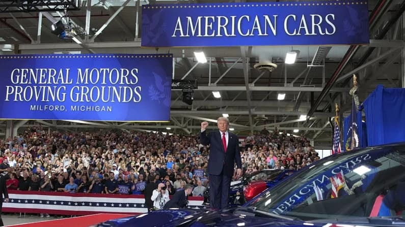 Trump visita el histórico circuito de pruebas de GM y reivindica la manufactura de EE. UU.