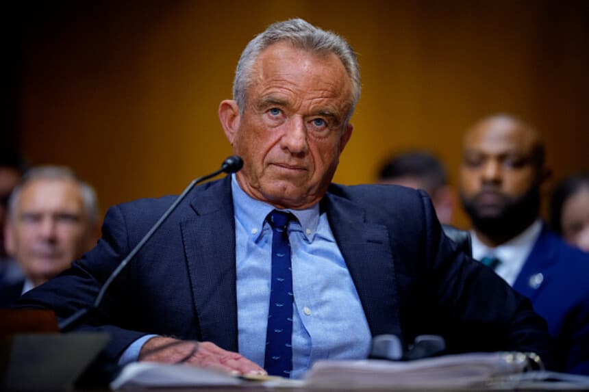 El secretario de Salud y Servicios Humanos, Robert Kennedy Jr., comparece ante el Comité de Finanzas del Senado en el Edificio de Oficinas del Senado Dirksen el 4 de septiembre de 2025 en Washington, D.C. El comité se reunió para escuchar testimonios sobre la agenda de salud del presidente Trump para 2026. (Andrew Harnik/Getty Images).