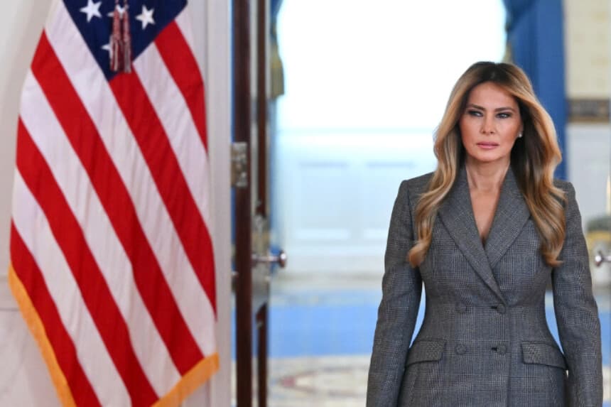 La primera dama de Estados Unidos, Melania Trump, llega al Salón de la Cruz de la Casa Blanca en Washington el 9 de abril de 2026. (Mandel Ngan/AFP vía Getty Images).