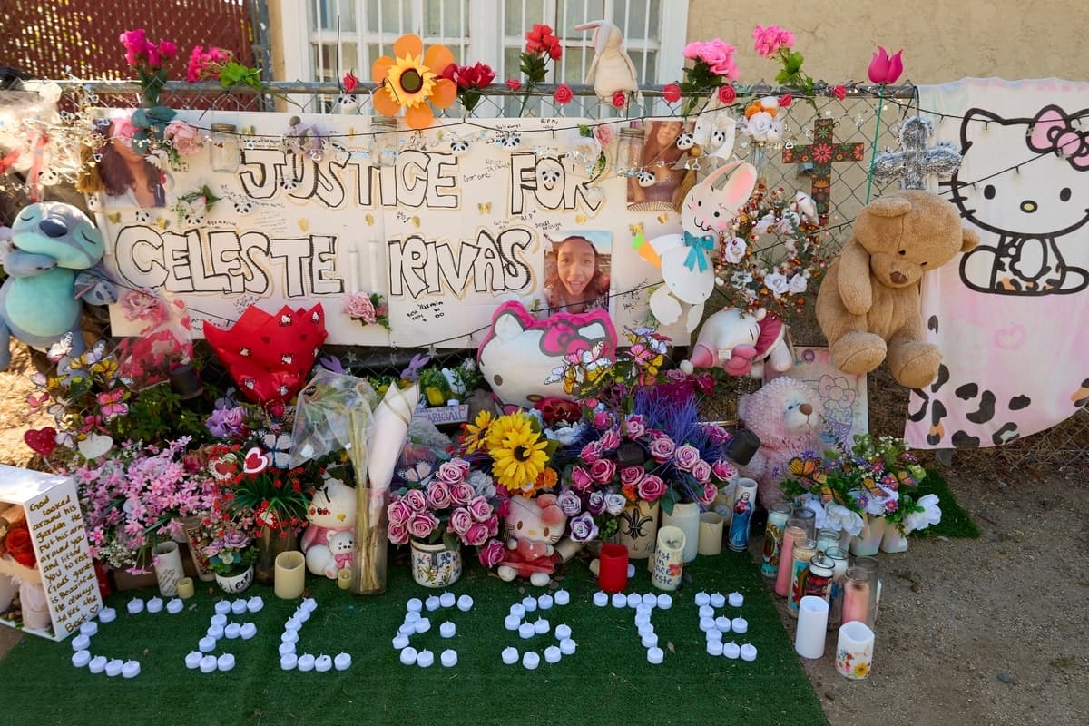 El 21 de abril de 2026 se instaló un memorial improvisado en honor a Celeste Rivas Hernandez —quien fue asesinada y hallada dentro de un vehículo propiedad del cantante D4vd— frente a su casa en Lake Elsinore, California. (Damian Dovarganes/AP Photo)