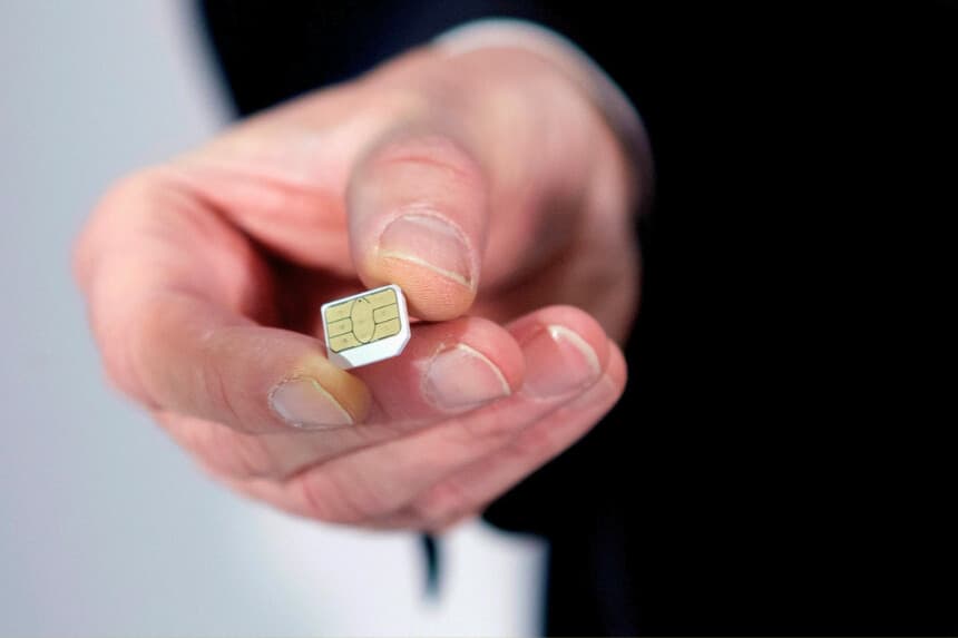 Fotografía de archivo de una tarjeta SIM de teléfono móvil en una rueda de prensa en París, Francia, el 25 de febrero de 2015. (Kenzo Tribouillard/AFP vía Getty Images).