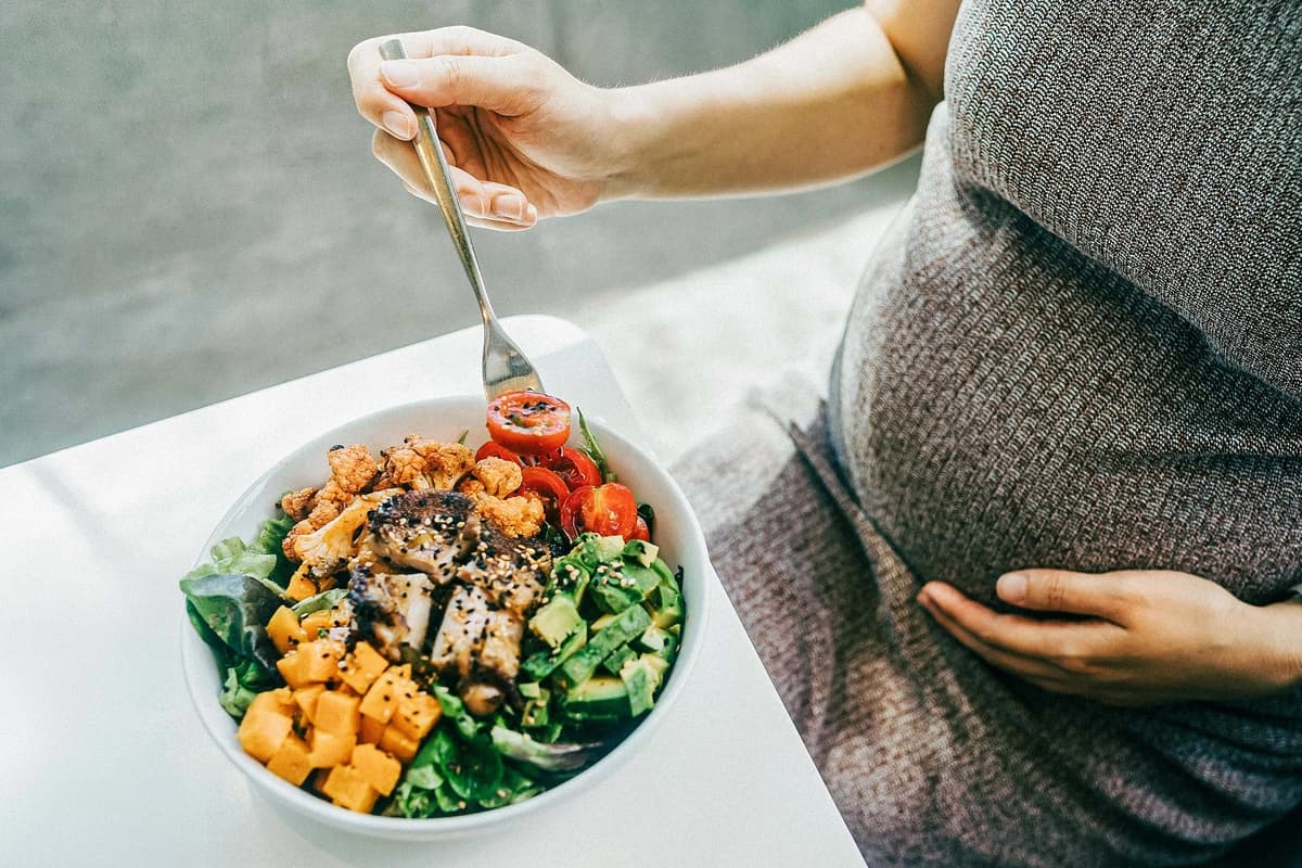 Cómo la dieta de la madre en el embarazo puede reducir el riesgo de autismo en el niño. (d3sign/Getty Images).