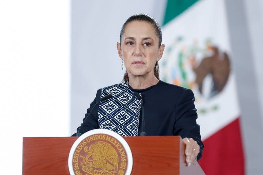 La presidenta de México, Claudia Sheinbaum, habla en una conferencia de prensa este 28 de julio, en el Palacio Nacional de Ciudad de México, México. (EFE/Isaac Esquivel)