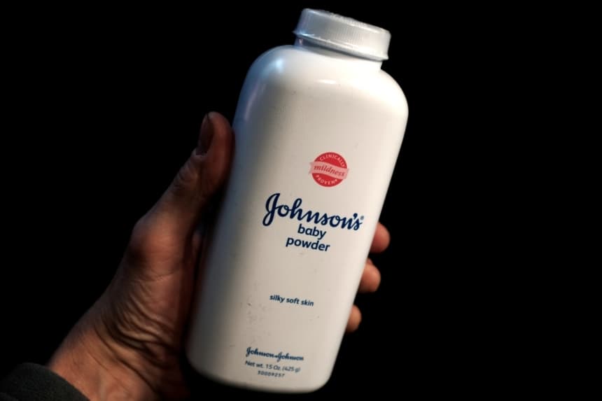 Un frasco de talco para bebés de Johnson & Johnson en una ilustración fotográfica tomada en Nueva York el 24 de febrero de 2016. (Mike Segar/Reuters)