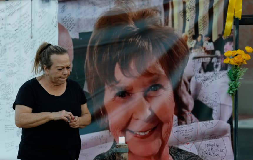 Frances Breay reacciona al visitar un memorial improvisado en honor a Nancy Guthrie frente a la estación de televisión KVOA el 1 de marzo de 2026 en Tucson, Arizona. (Justin Sullivan/Getty Images)