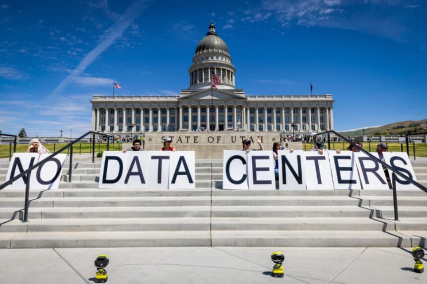 El 23 de mayo de 2026, varias personas protestaron contra la construcción del centro de datos Stratos en el condado de Box Elder, frente al Capitolio del estado de Utah en Salt Lake City. Actualmente, hay alrededor de 4000 centros de datos planificados o en construcción en Estados Unidos. (Natalie Behring/Getty Images).