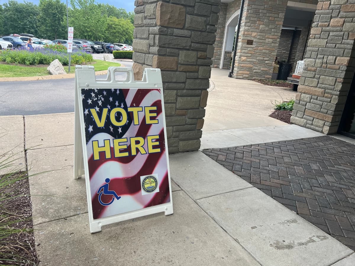 Un letrero frente a la biblioteca John P. Holt Brentwood en Brentwood, Tennessee, el primer día de la votación anticipada, el 17 de julio de 2026. (Jacki Thrapp/The Epoch Times)