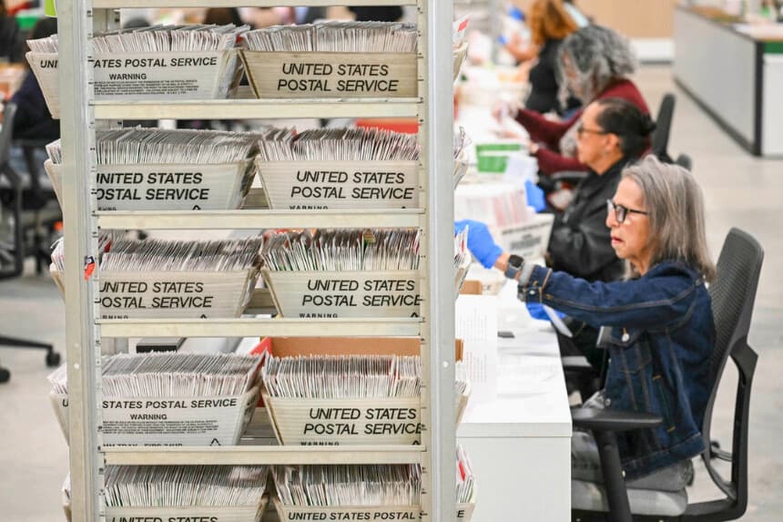 Los trabajadores electorales realizan el recuento de papeletas en el Centro de Procesamiento de Papeletas del Condado de Los Ángeles durante las primarias estatales de California en la ciudad de Industry, California, el 2 de junio de 2026. (Patrick T. Fallon/AFP vía Getty Images).