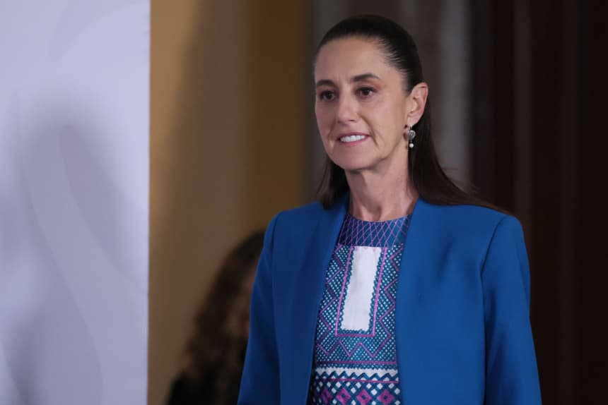 La presidenta de México, Claudia Sheinbaum, gesticula durante la conferencia matutina diaria en Palacio Nacional el 15 de julio de 2026 en la Ciudad de México, México. (Manuel Velasquez/Getty Images)
