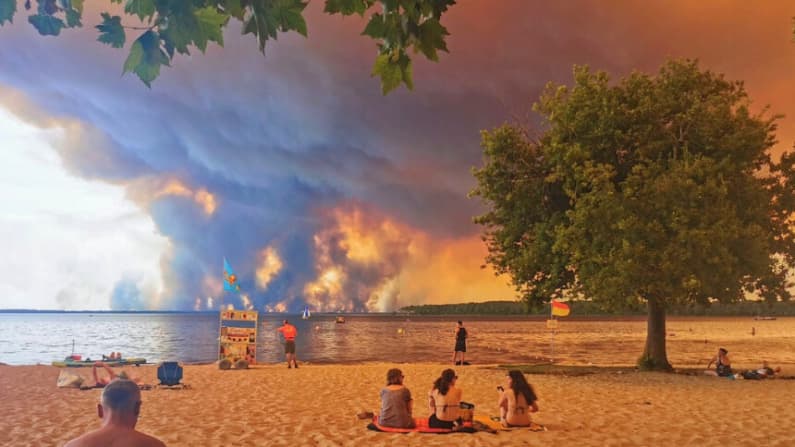 Francia evacúa a casi 4000 personas cerca de Burdeos mientras ola de calor agrava un megaincendio