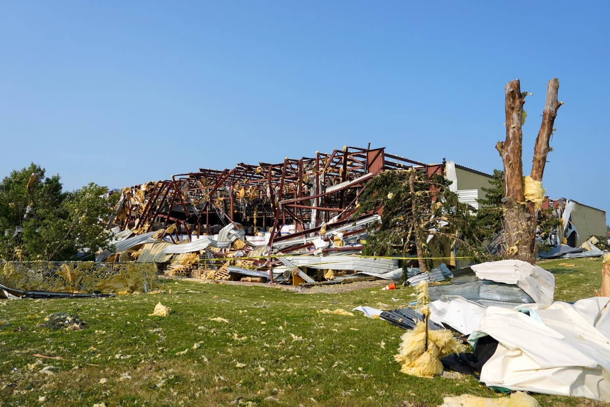 Escombros rodeaban un almacén dañado tras el paso de un tornado que arrasó Appleton, Wisconsin, el 28 de julio de 2026. (Kayla Wolf/AP Photo)