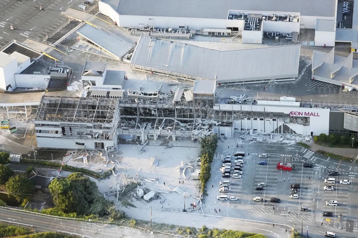 El centro comercial Aeon Mall, dañado en la localidad de Kashima, tras el terremoto de magnitud preliminar de 7,1 que sacudió la prefectura de Kumamoto, en el sur de Japón, el 28 de julio de 2026. (Kyodo vía Reuters)