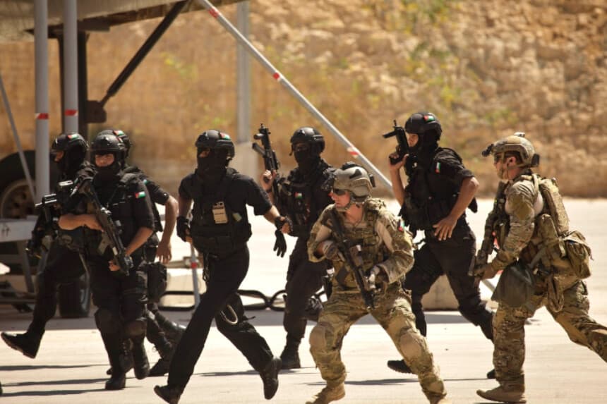 Fuerzas de operaciones especiales de Jordania y Estados Unidos realizan una demostración conjunta con comandos iraquíes el 20 de junio de 2013. (Maya Alleruzzo/AP).