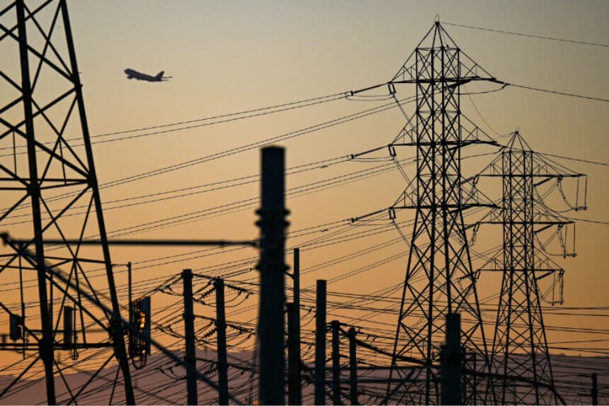 Un avión despega del Aeropuerto Internacional de Los Ángeles detrás de líneas eléctricas en El Segundo, California, el 31 de agosto de 2022. (Patrick T. Fallon/AFP vía Getty Images).