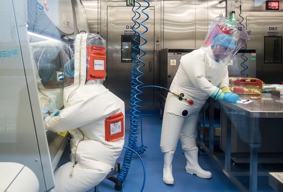 Trabajadores junto a una jaula con ratones dentro del laboratorio P4 en Wuhan, provincia de Hubei, China, el 23 de febrero de 2017. (Johannes Eisele/AFP vía Getty Images).