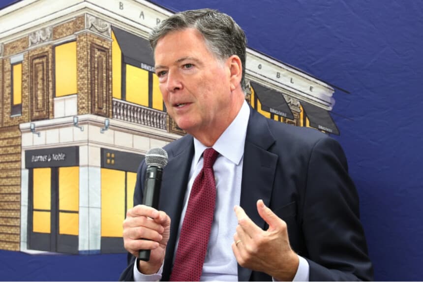 El autor James Comey, exdirector del FBI, da una conferencia en la librería Barnes & Noble del Upper West Side de Nueva York el 19 de mayo de 2025. Michael M. (Santiago/Getty Images).
