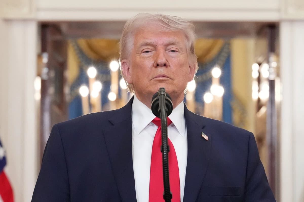 El presidente Donald Trump hace una pausa al terminar su discurso sobre la guerra con Irán desde el Salón de la Cruz de la Casa Blanca el 1 de abril de 2026. (Foto de Alex Brandon-Pool/Getty Images).