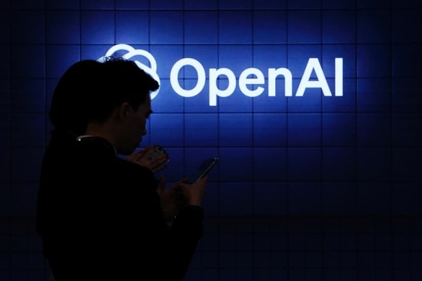 Un visitante observa su teléfono junto al logotipo de OpenAI durante el Congreso Mundial de Telefonía Móvil (MWC), el encuentro anual más importante de la industria de las telecomunicaciones, celebrado en Barcelona el 26 de febrero de 2024. (Pau Barrena/AFP vía Getty Images)
