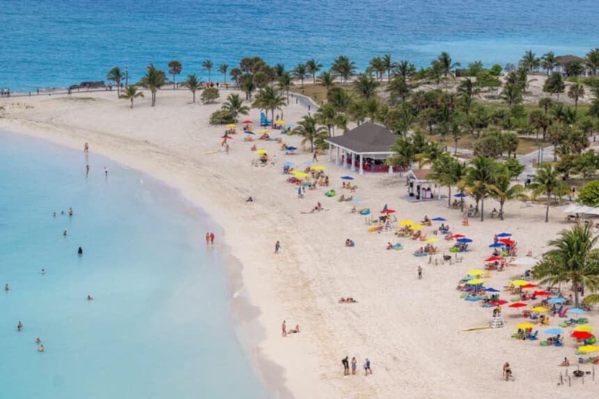 Los visitantes recorren la Reserva Marina Ocean Cay MSC en Ocean Cay, Bahamas, el 10 de abril de 2025. (Anthony Devlin/Getty Images).