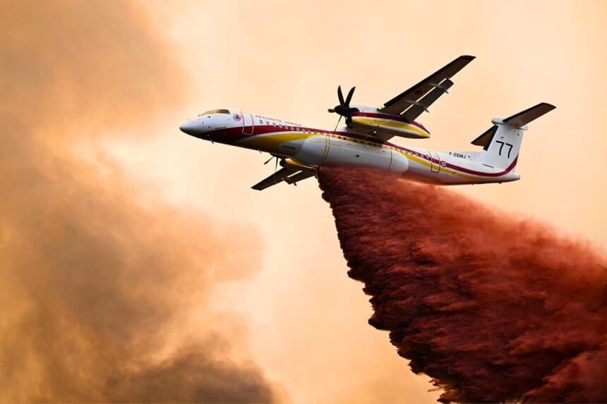 Un De Havilland Canada Dash 8-400 lanza retardante de fuego sobre un bosque cerca de Saint-Jean-d'Illac, durante incendios forestales en el suroeste de Francia el 28 de julio de 2026. (Emma Da Silva/AP Photo)