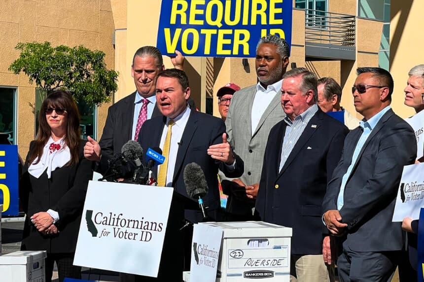 Demandan al fiscal general de California por cambiar título de iniciativa sobre identificación de votantes