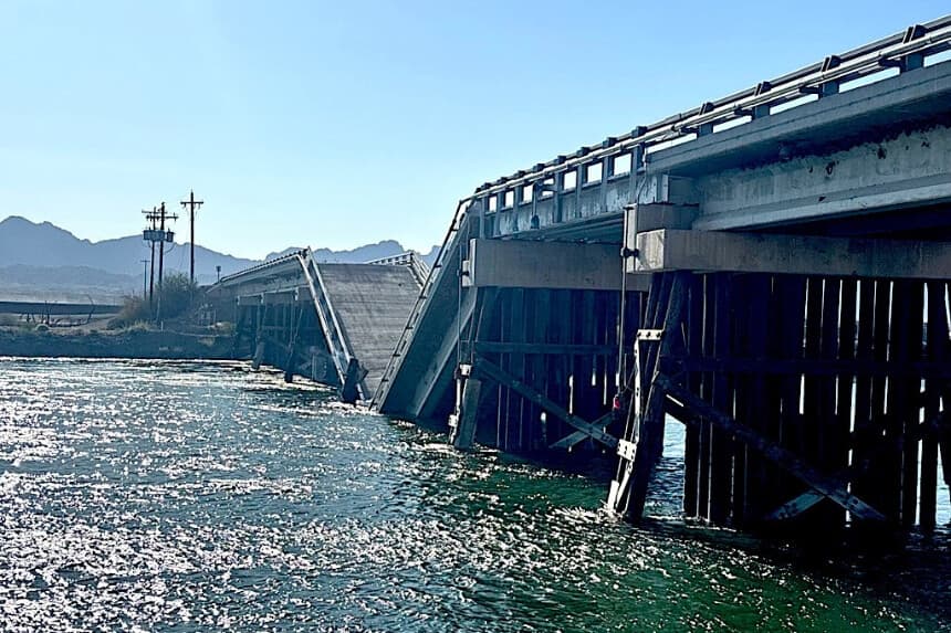 El puente de Hart Mine Road, cerca del Refugio Nacional de Vida Silvestre de Cibola, en el suroeste de Arizona, se derrumbó el 27 de julio de 2026. (Cortesía de la Oficina de Recuperación de los Estados Unidos).