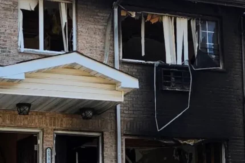 Hombre mata a tiros a su madre y hermana, luego prende fuego al edificio donde vivían