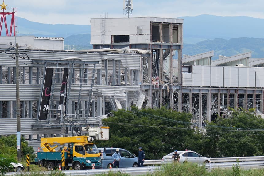 El centro comercial AEON Mall, dañado por una explosión tras un terremoto, se ve en Kashima, prefectura de Kumamoto, al sur de Japón, el miércoles 29 de julio de 2026. (Hiro Komae/AP Photo).