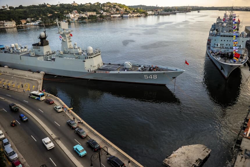 Buques militares chinos atracan en el puerto de La Habana, en Cuba, el 10 de noviembre de 2015. (Yamil Lage/AFP vía Getty Images).