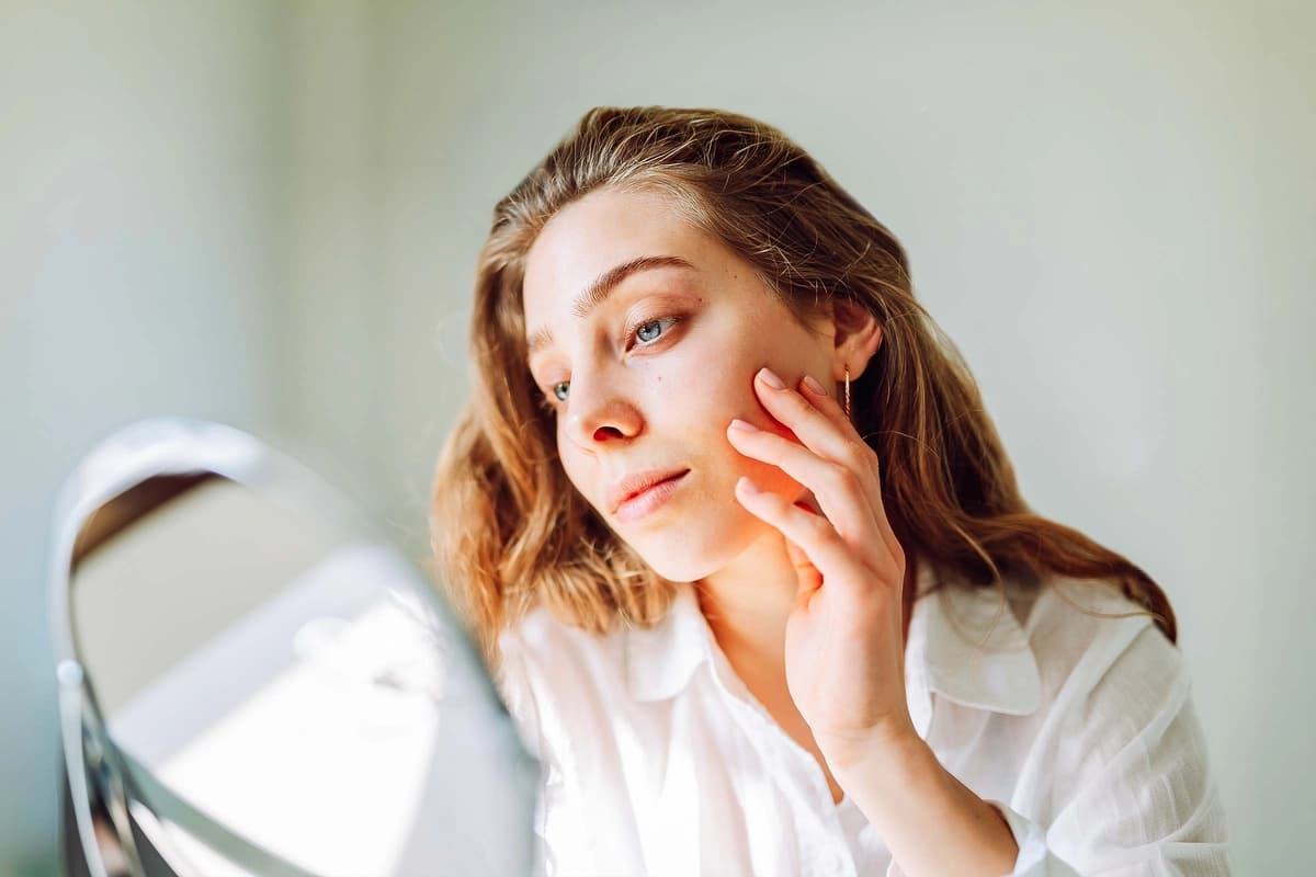Las causas ocultas de las bolsas debajo de los ojos: 3 tipos y formas naturales para reducir la hinchazón. (Maxbelchenko/Shutterstock).