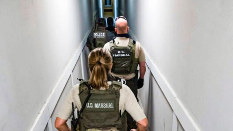 Los alguaciles de EE. UU. detienen a 61 fugitivos en 4 días en el marco de la Operación Heatwave