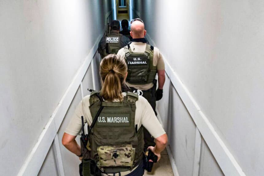 Miembros de la Unidad de Niños Desaparecidos de los U.S. Marshals durante la "Operación Nunca Olvidados 2021" en Atlanta, Georgia. (Cortesía de Shane T. McCoy/U.S. Marshals).