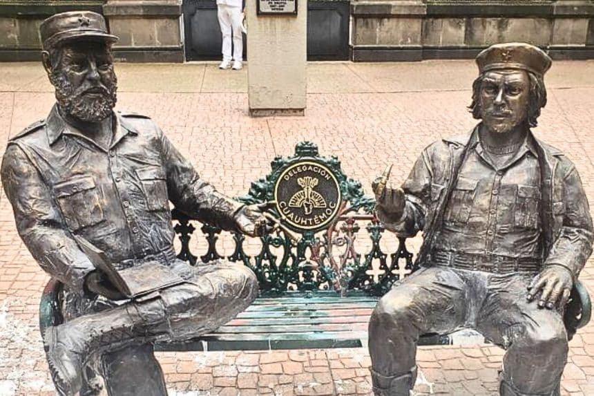 Fotografía que muestra la estatua de Fidel Castro y el "Che" Guevara conocida también como "Monumento Encuentro", en el parque Tabacalera, en la Colonia Tabacalera, Ciudad de México, 26 de septiembre de 2021. (Alicia Márquez/The Epoch Times)