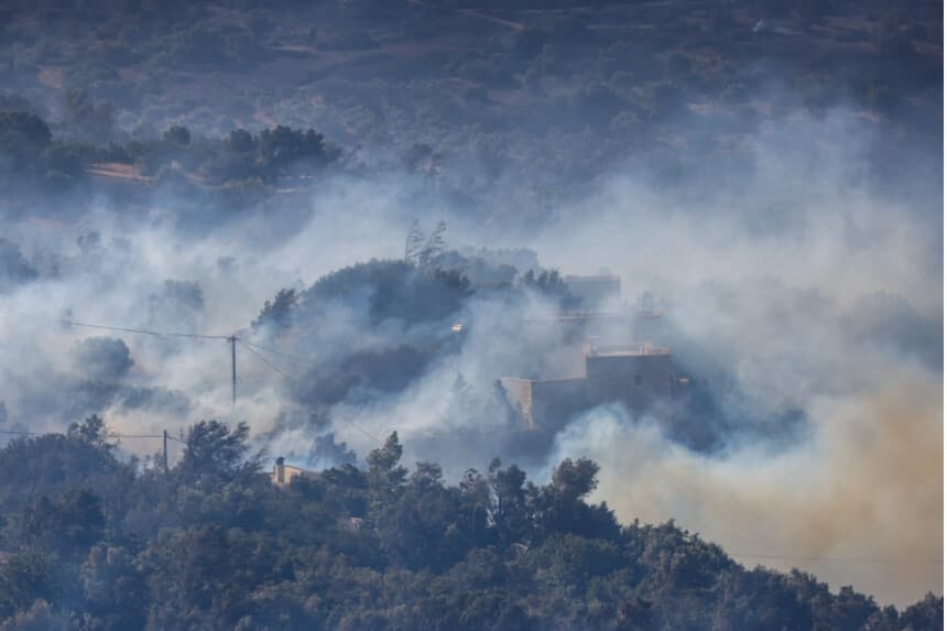El humo se eleva en una zona boscosa durante un incendio forestal, al sur de Rethymno, en la isla griega de Creta, el 30 de julio de 2026. (Costas Metaxakis/AFP vía Getty Images).