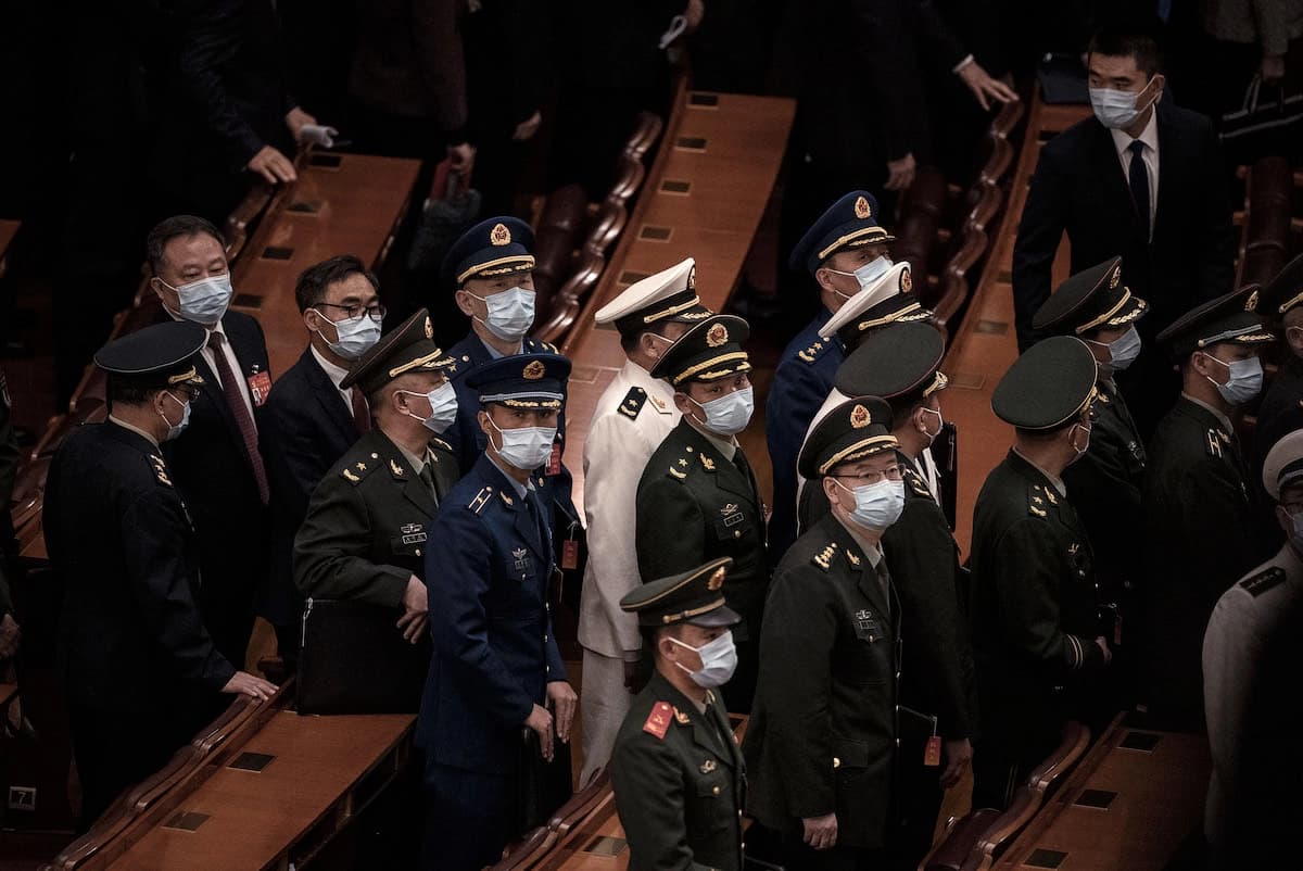 Delegados militares chinos salen de la sesión de clausura del XX Congreso Nacional del Partido Comunista Chino en el Gran Salón del Pueblo en Beijing el 22 de octubre de 2022. (Kevin Frayer/Getty Images)