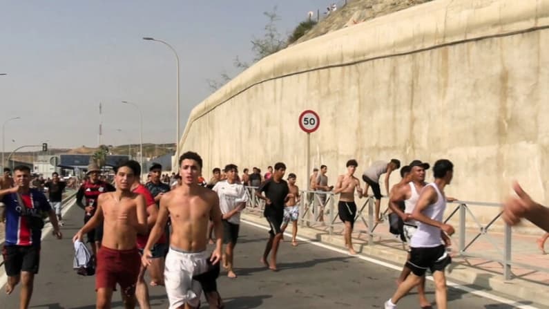 España envía tropas a Ceuta después de que miles de inmigrantes ilegales cruzaran la frontera con Marruecos