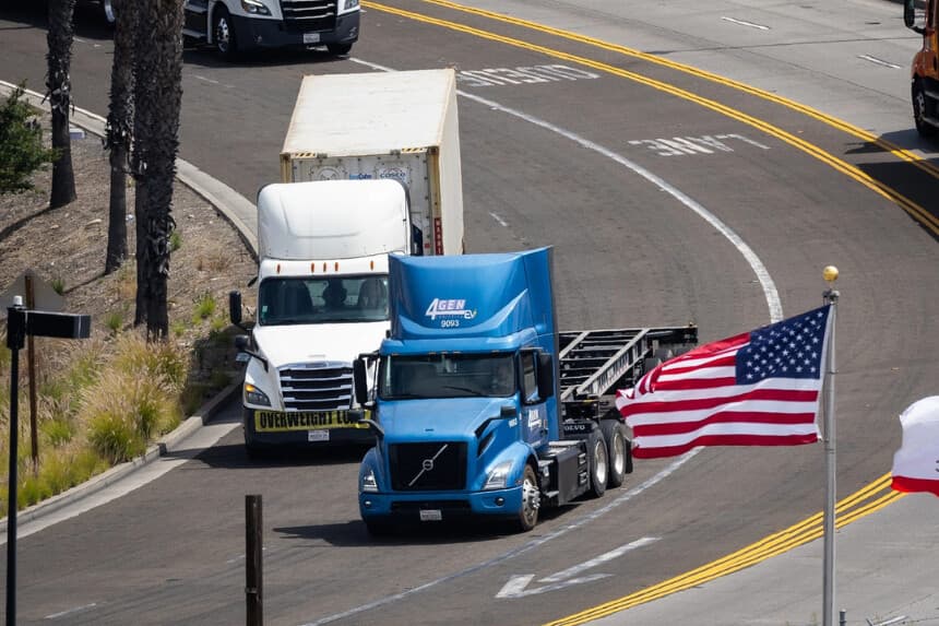 El presidente Donald Trump anuncia la iniciativa Freedom Haulers en West Executive Avenue, entre el ala oeste de la Casa Blanca y el edificio Eisenhower Executive Office, el 30 de julio de 2026 en Washington. El programa permitirá a los veteranos militares obtener licencias de conducir comerciales aceleradas para carreras en el transporte de camiones. (Andrew Harnik/Getty Images).