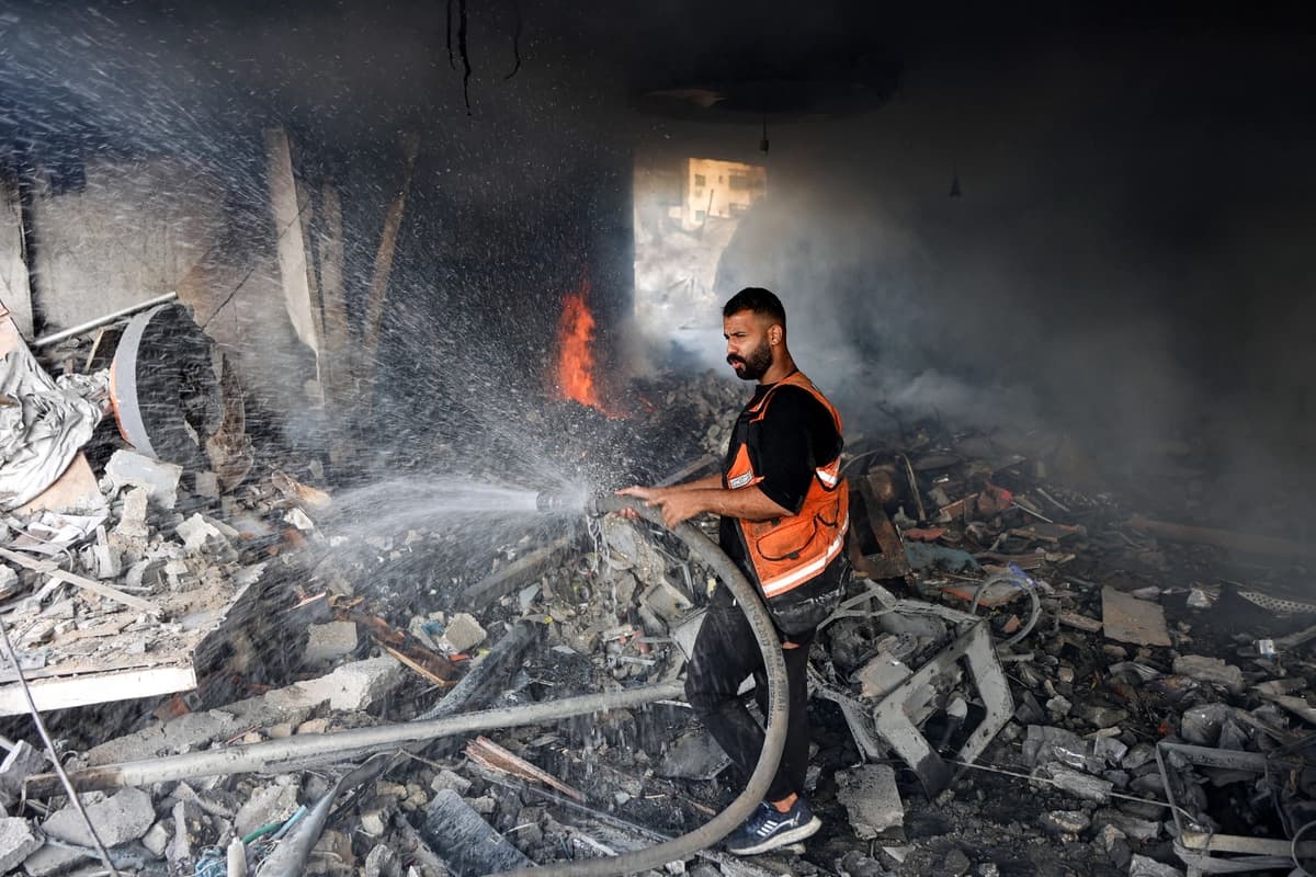Un bombero intenta extinguir un incendio en un edificio destruido tras un ataque israelí en la calle Al-Jalaa, en la ciudad de Gaza, el 24 de julio de 2026. (Omar Al-Qattaa/AFP vía Getty Images)