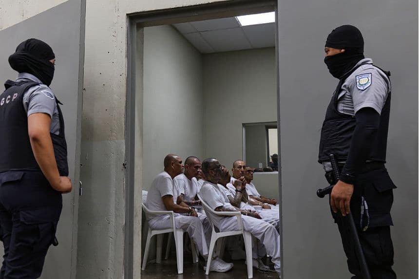 Funcionarios penitenciarios montan guardia durante una audiencia masiva contra delincuentes y miembros de pandillas en el CECOT el 23 de abril de 2026 en Tecoluca, El Salvador. (Alex Peña/Getty Images)
