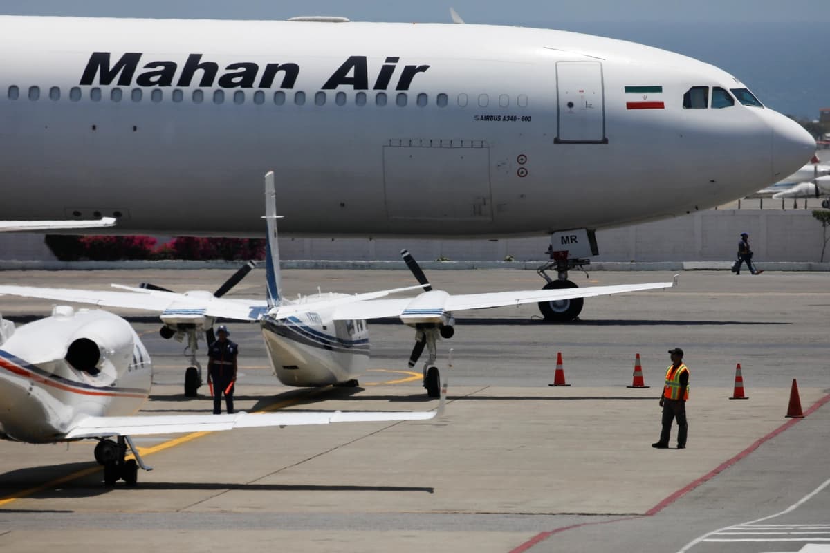 Un avión Airbus A340-600 de Mahan Air en el Aeropuerto Internacional Simón Bolívar, en las afueras de Caracas, Venezuela, el 8 de abril de 2019. (Carlos García Rawlins/Reuters)