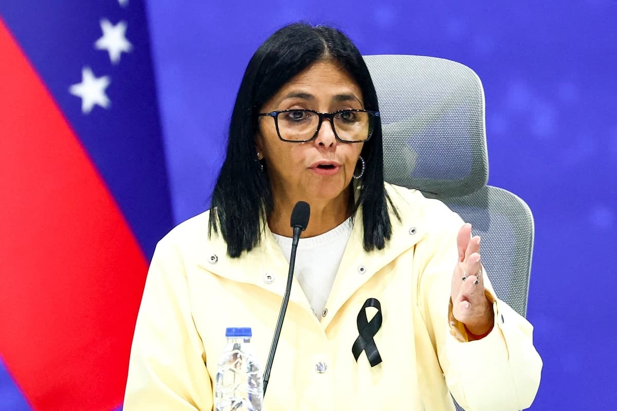 La presidenta interina de Venezuela, Delcy Rodríguez, habla durante una conferencia de prensa en la Base Aérea Generalísimo Francisco de Miranda, en Caracas, el 2 de julio de 2026. (Lucas Aguayo / AFP)