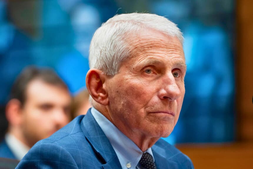 El Dr. Anthony Fauci, exdirector del Instituto Nacional de Alergias y Enfermedades Infecciosas de los Institutos Nacionales de Salud, comparece ante la Comisión del Senado de Seguridad Nacional y Asuntos Gubernamentales en Washington el 29 de julio de 2026. (Madalina Kilroy/The Epoch Times).