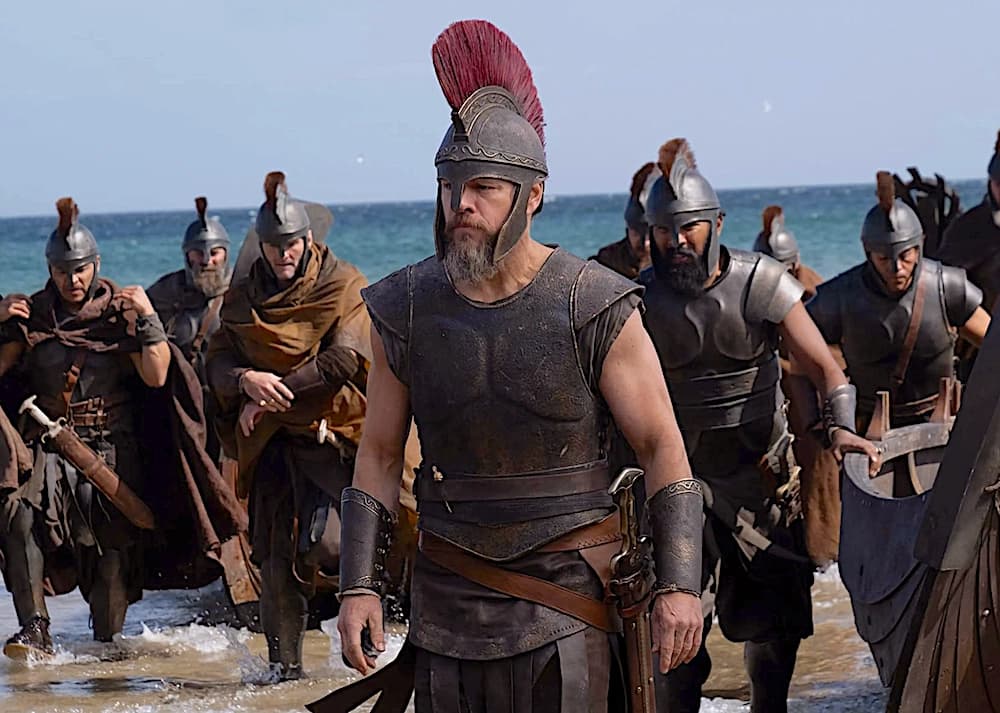 Odiseo (Matt Damon, C) y sus guerreros desembarcan en una playa en "La Odisea". (Universal Pictures)