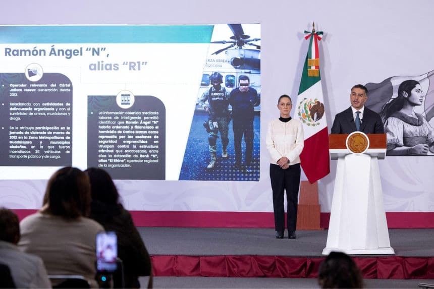 Fotografía cedida por la presidencia de México de su mandataria, Claudia Sheinbaum, junto al secretario de Seguridad y Protección Ciudadana de México, Omar García Harfuch, en una rueda de prensa este 31 de julio, en el Palacio Nacional de Ciudad de México, México. (EFE/Presidencia de México)