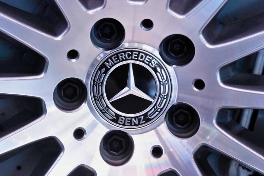 Mercedes-Benz retira 310,667 vehículos por riesgo de movimiento inesperado por falla en puerta