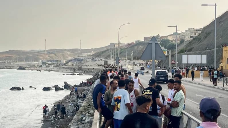 España: Los migrantes regresan en masa a Marruecos, pero los cruces hacia Ceuta no han cesado