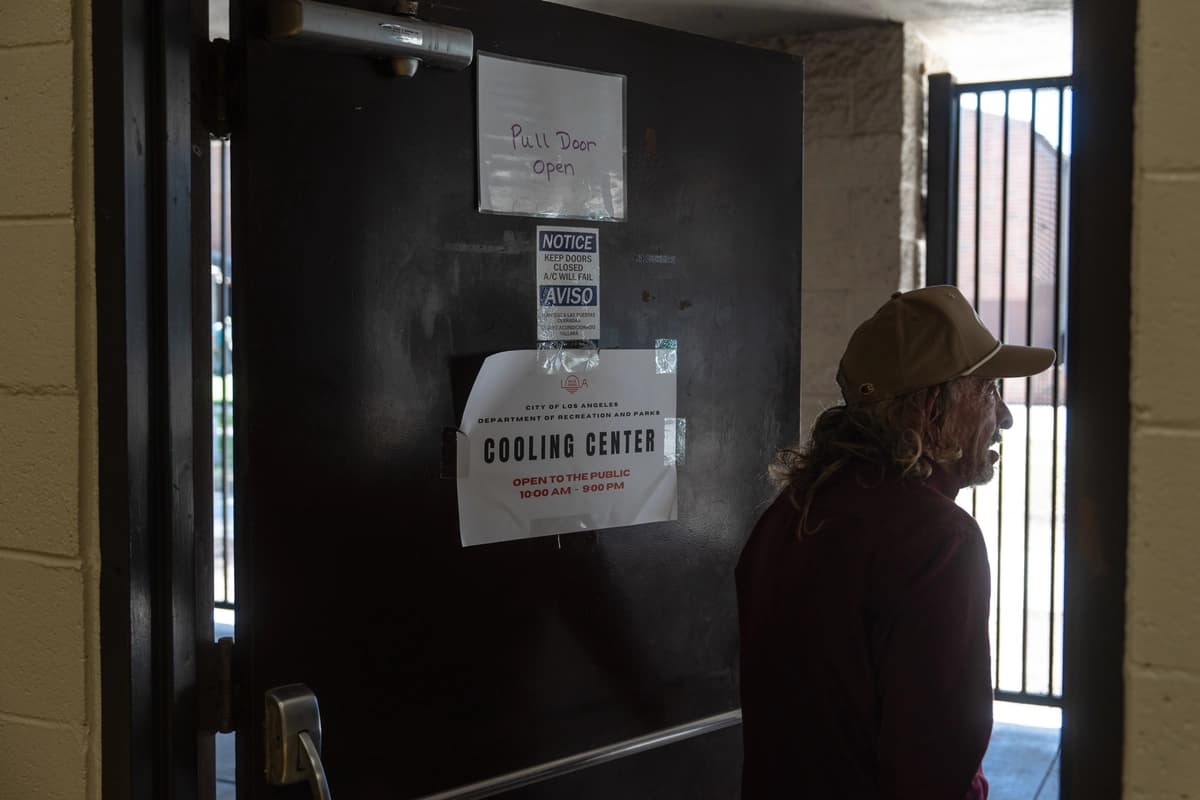 Daniel Aragonez sale de un centro de refrigeración en Los Ángeles el 31 de julio de 2026. (Jae C. Hong/AP Photo)