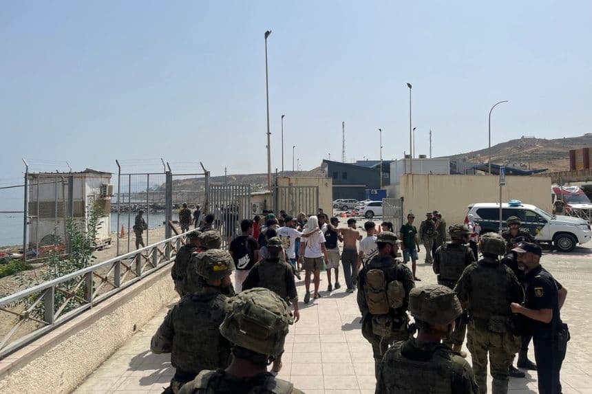 Inmigrantes ilegales siguen dispersos en Ceuta días después de la histórica irrupción a la frontera en España